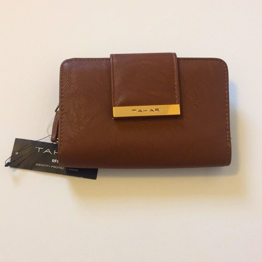 🆕 Tahari Clasp Wallet